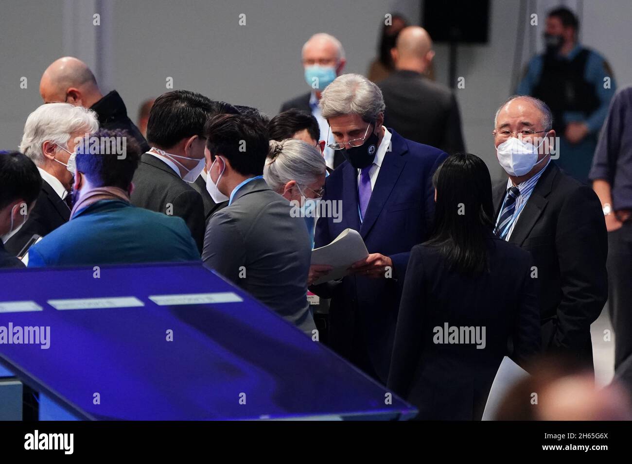 DER SONDERBEAUFTRAGTE des US-Präsidenten für den Klimaschutz, John Kerry, spricht während eines „Overun“-Tages des Cop26-Gipfels in Glasgow mit Delegierten aus China auf einer informellen Plenarsitzung zur Bestandsaufnahme. Bilddatum: Samstag, 13. November 2021. Stockfoto
