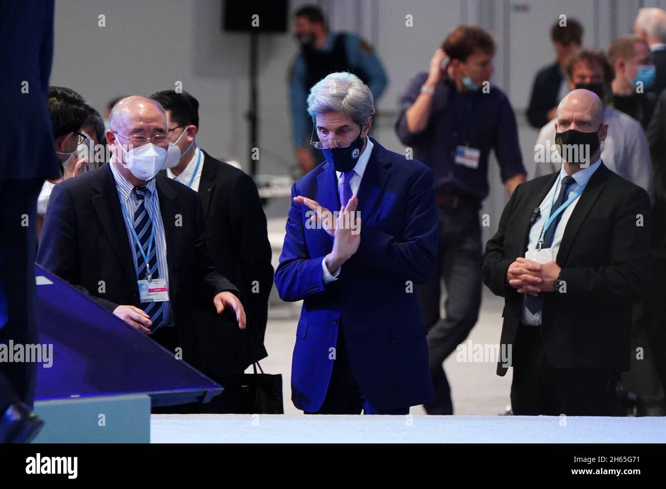 DER SONDERBEAUFTRAGTE des US-Präsidenten für den Klimaschutz, John Kerry, zeigt sich mit seinen Händen, während er während eines „Overun“-Tages des Cop26-Gipfels in Glasgow mit Delegierten aus China auf einer informellen Plenarsitzung zur Bestandsaufnahme spricht. Bilddatum: Samstag, 13. November 2021. Stockfoto