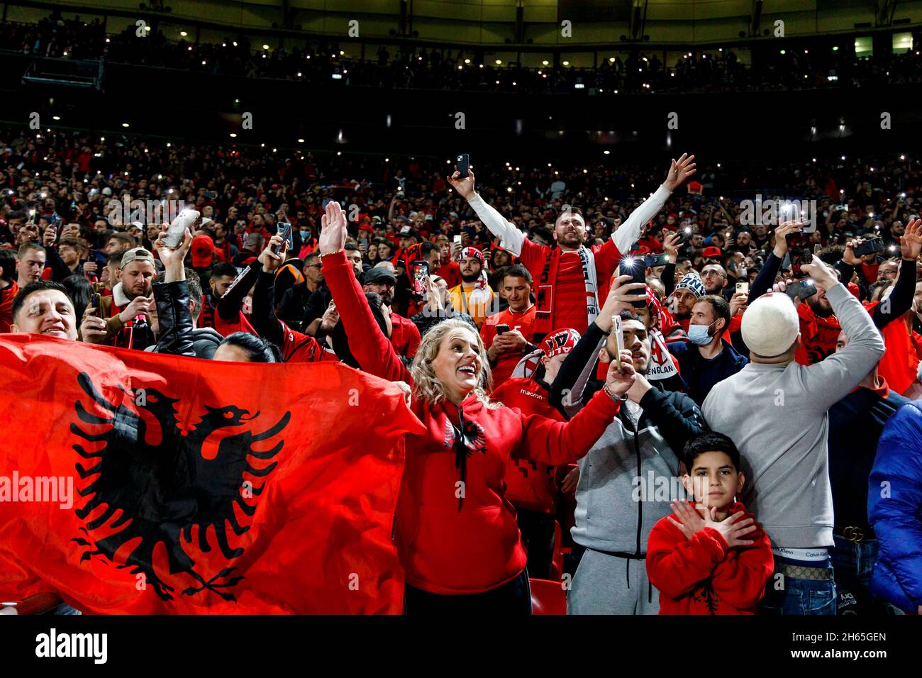 London, Großbritannien. November 2021. Albanien-Fans vor dem Spiel der FIFA Fußball-Weltmeisterschaft 2022 Qualifying Group I zwischen England und Albanien im Wembley-Stadion am 12. November 2021 in London, England. (Foto von Daniel Chesterton/phcimages.com) Quelle: PHC Images/Alamy Live News Stockfoto
