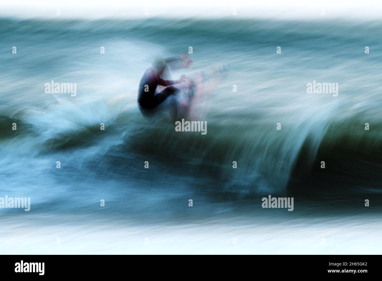Zeitraffer bei den Stürzen einer Welle, die Bewegung des Surfers gefangen in diesem Fine Art Speed Foto Stockfoto