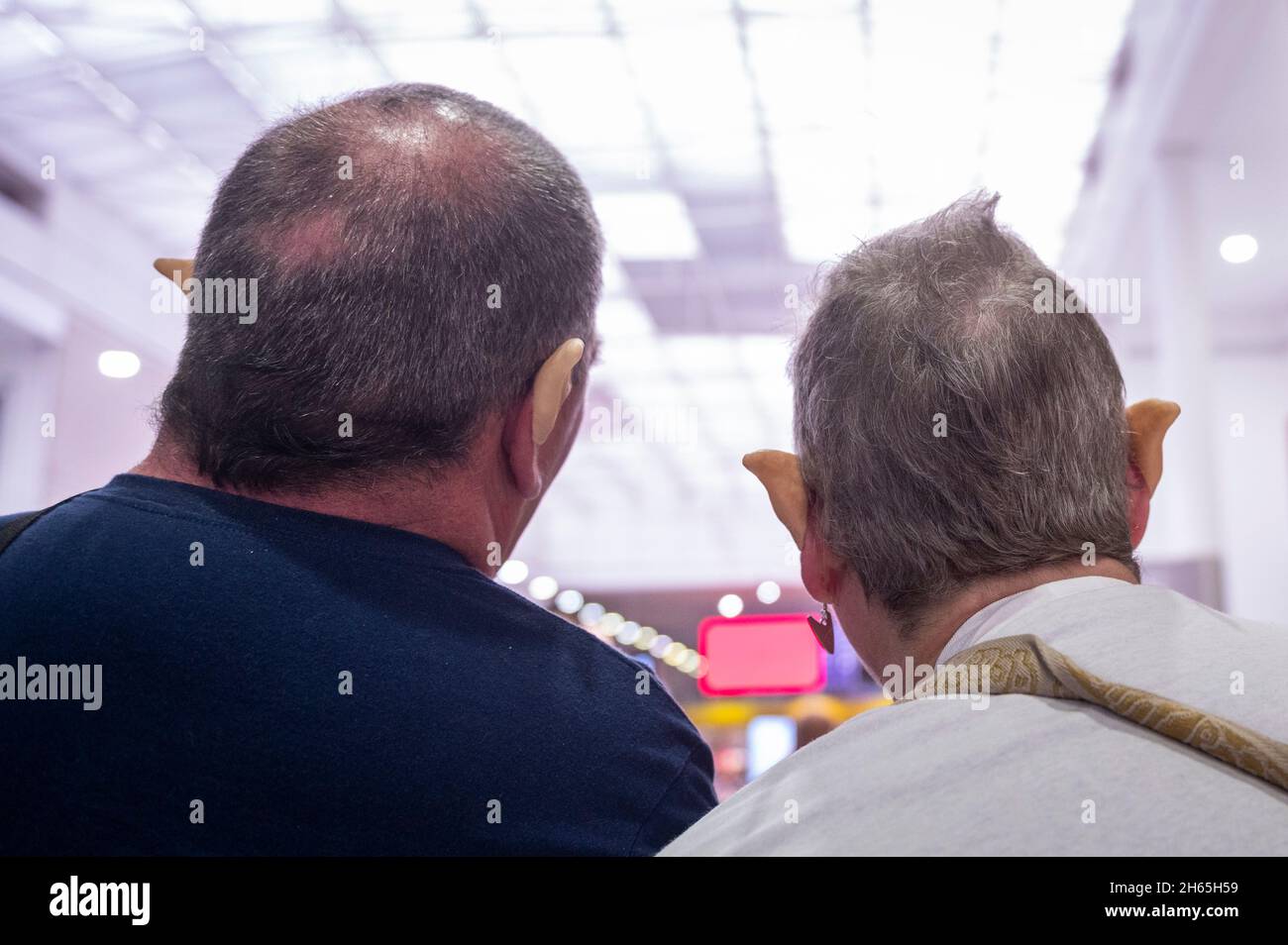 London, Großbritannien. 13. November 2021. Ein Paar mit vulkanischen Ohren bei Destination Star Trek, Europas offizieller Star Trek Convention im Excel London. Die Veranstaltung bietet Fans der beliebten TV-Serie und Film-Franchise zu treffen Darsteller und Crew und feiern alles, was Star Trek. Kredit: Stephen Chung / Alamy Live Nachrichten Stockfoto