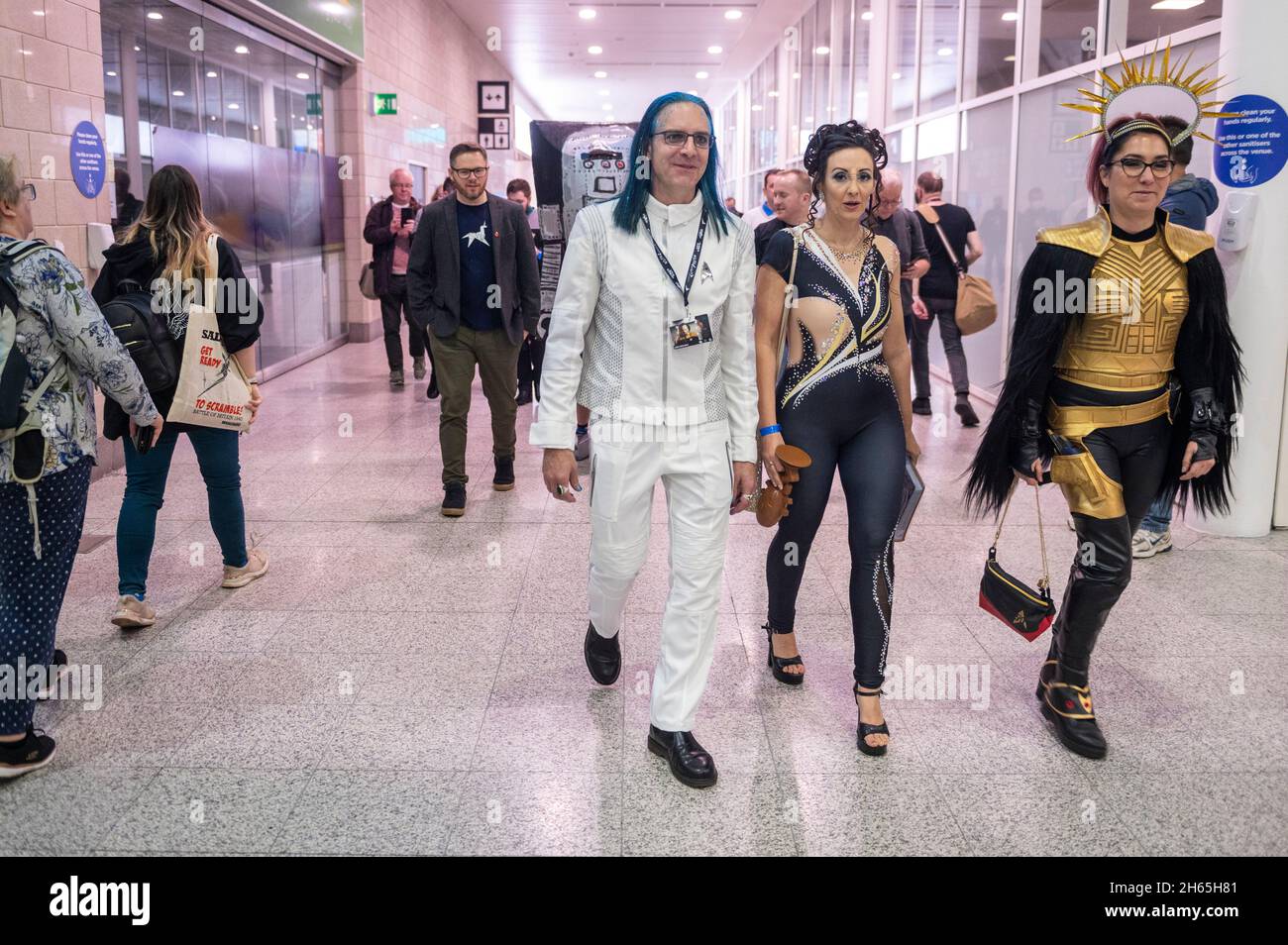 London, Großbritannien. 13. November 2021. Trekkies in Kostüm bei Destination Star Trek, Europas offizieller Star Trek Convention im Excel London. Die Veranstaltung bietet Fans der beliebten TV-Serie und Film-Franchise zu treffen Darsteller und Crew und feiern alles, was Star Trek. Kredit: Stephen Chung / Alamy Live Nachrichten Stockfoto