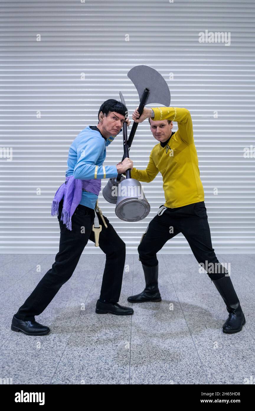 London, Großbritannien. 13. November 2021. Terry (L) und Lewis aus Yorkshire, als Spock und Captain Kirk, stellen eine Szene aus der Amok-Zeit aus der Originalserie auf Destination Star Trek, Europas offizieller Star Trek Convention im Excel London, nach. Die Veranstaltung bietet Fans der beliebten TV-Serie und Film-Franchise zu treffen Darsteller und Crew und feiern alles, was Star Trek. Kredit: Stephen Chung / Alamy Live Nachrichten Stockfoto