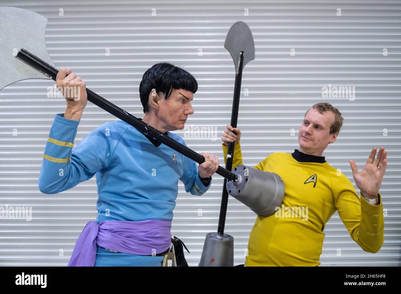 London, Großbritannien. 13. November 2021. Terry (L) und Lewis aus Yorkshire, als Spock und Captain Kirk, stellen eine Szene aus der Amok-Zeit aus der Originalserie auf Destination Star Trek, Europas offizieller Star Trek Convention im Excel London, nach. Die Veranstaltung bietet Fans der beliebten TV-Serie und Film-Franchise zu treffen Darsteller und Crew und feiern alles, was Star Trek. Kredit: Stephen Chung / Alamy Live Nachrichten Stockfoto