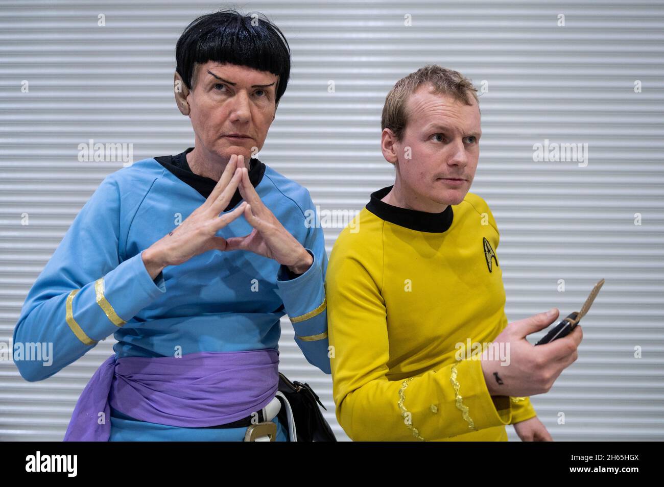 London, Großbritannien. 13. November 2021. Terry (L) und Lewis aus Yorkshire, als Spock und Captain Kirk, stellen eine Szene aus der Amok-Zeit aus der Originalserie auf Destination Star Trek, Europas offizieller Star Trek Convention im Excel London, nach. Die Veranstaltung bietet Fans der beliebten TV-Serie und Film-Franchise zu treffen Darsteller und Crew und feiern alles, was Star Trek. Kredit: Stephen Chung / Alamy Live Nachrichten Stockfoto