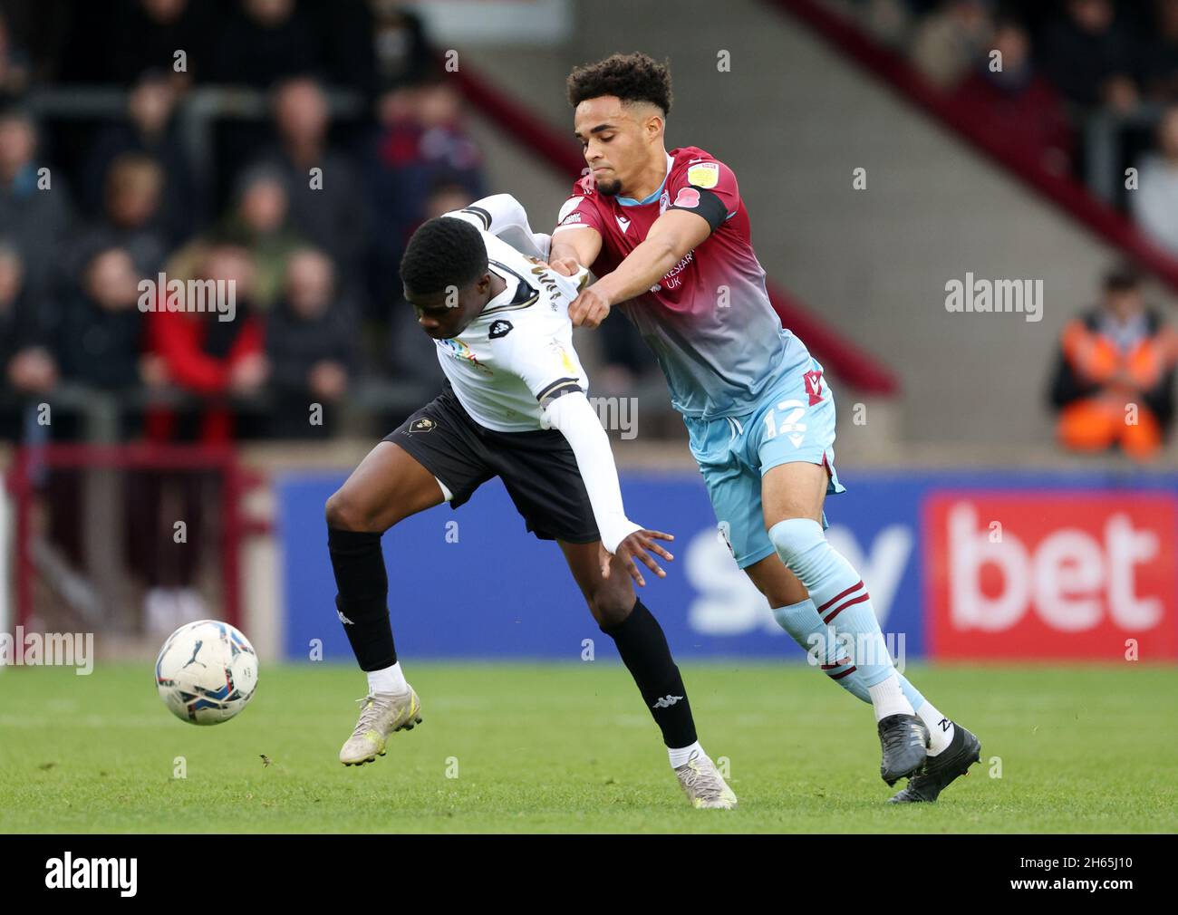 Kelly N'Mai von Salford City und Jai Rowe von Scunthorpe United (rechts) kämpfen während des zweiten Spiels der Sky Bet League im Glanford Park, Scunthorpe, um den Ball. Bilddatum: Samstag, 13. November 2021. Stockfoto