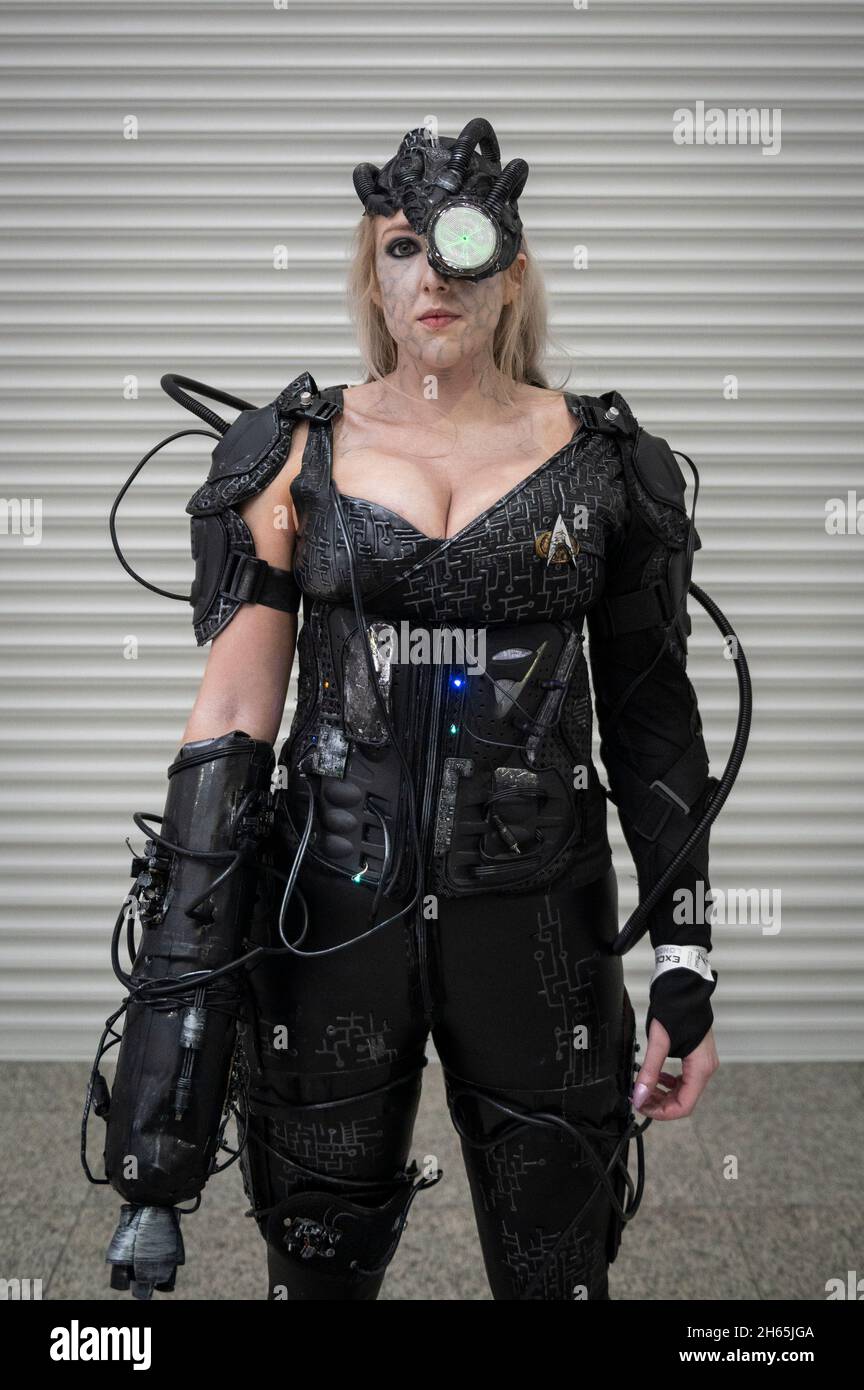 London, Großbritannien. 13. November 2021. Emma aus Suffolk als Borg-Drohne bei Destination Star Trek, Europas offizieller Star Trek Convention im Excel London. Die Veranstaltung bietet Fans der beliebten TV-Serie und Film-Franchise zu treffen Darsteller und Crew und feiern alles, was Star Trek. Kredit: Stephen Chung / Alamy Live Nachrichten Stockfoto