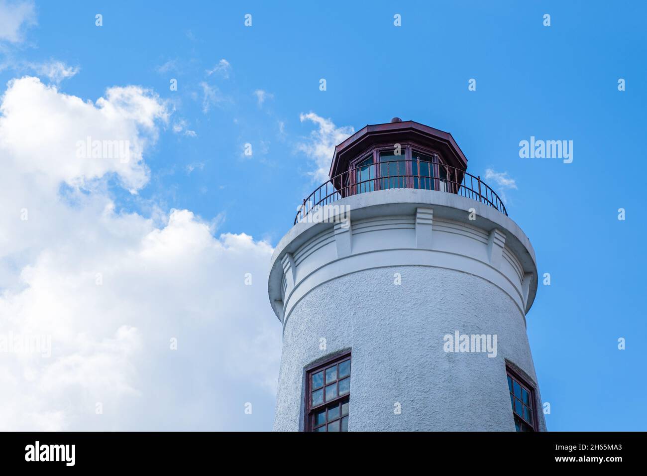 NEW ORLEANS, LA, USA - 10. OKTOBER 2021: Das Dach des Leuchtturmgebäudes in der Innenstadt von New Orleans Stockfoto