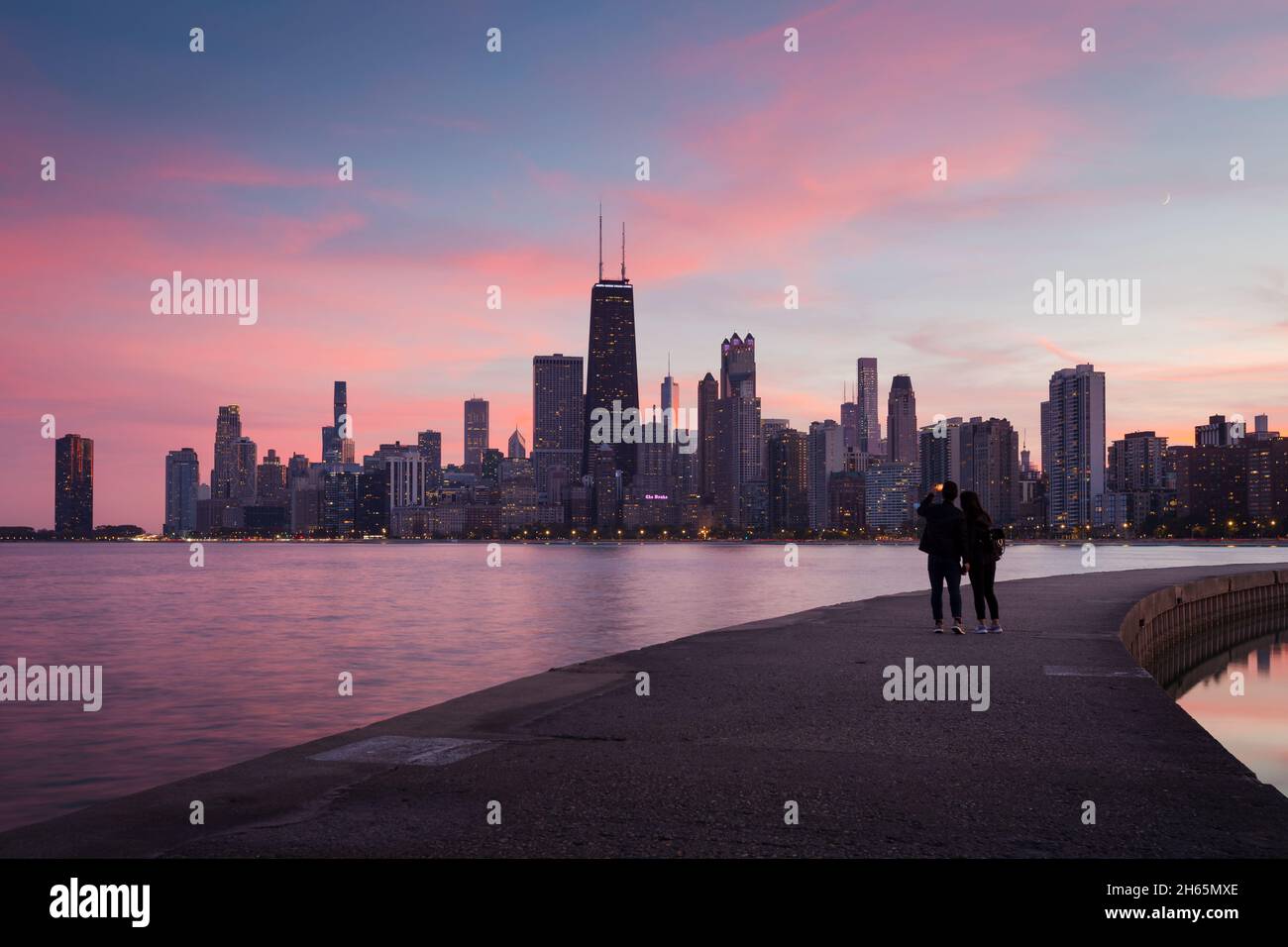 Blick auf die Innenstadt von Chicago über den Lake Michigan. Stockfoto