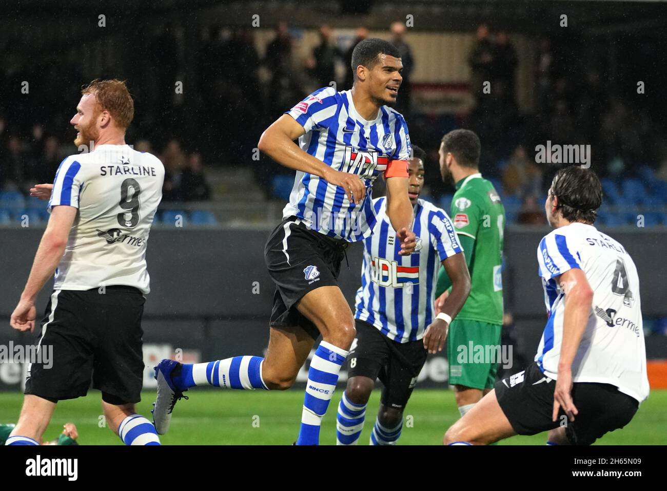 EINDHOVEN, NIEDERLANDE - 13. NOVEMBER: Mawouna Amevor vom FC Eindhoven feiert sein Tor während des niederländischen Keukenkampioendivisie-Spiels zwischen dem FC Eindhoven und dem FC Dordrecht am 13. November 2021 im Jan Louwers Stadion in Eindhoven, Niederlande (Foto: Yannick Verhoeven/Orange Picches) Stockfoto