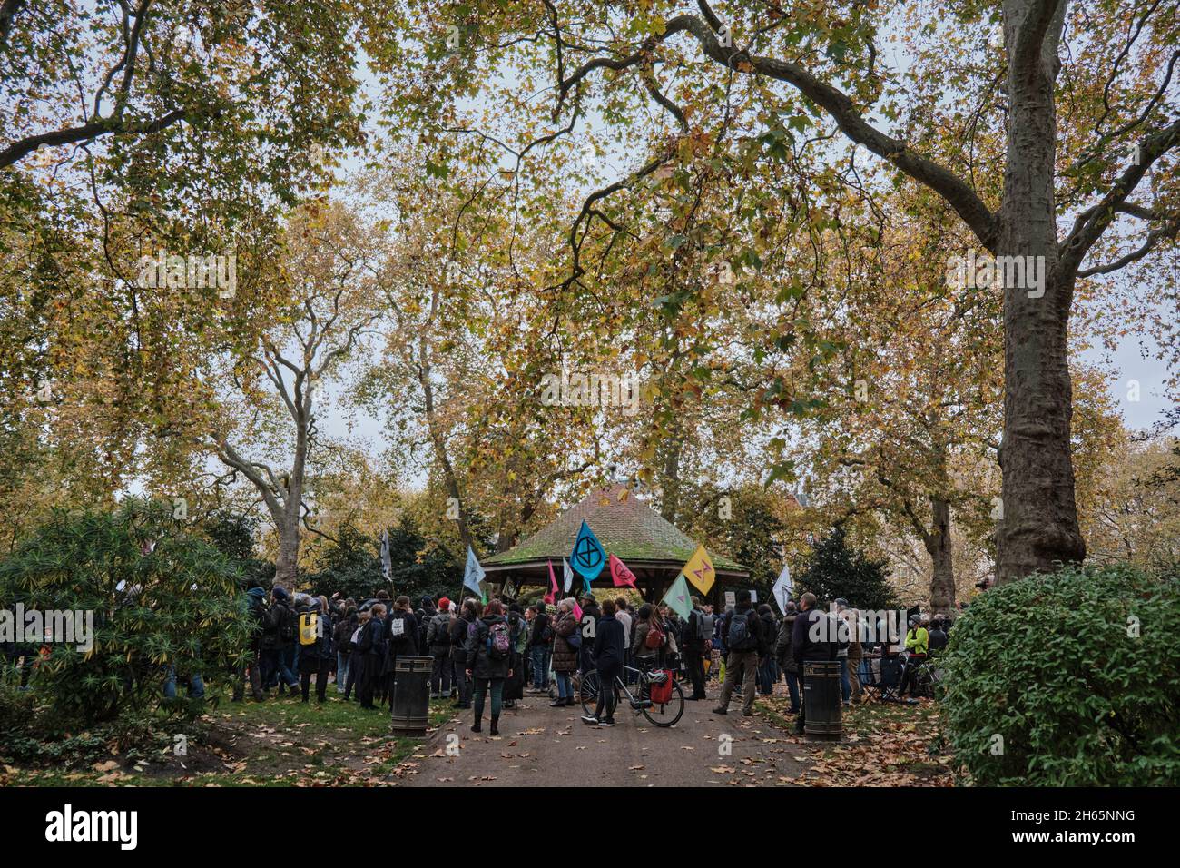 London, Großbritannien. November 2021. Die Aktivisten des Extinction Rebellion versammeln sich nach dem COP26-Gipfel in Lincoln's Inn Fields zum Aufstieg und Rebellion March, um gegen die Klimanotlage zu protestieren. Quelle: Chiara Fabbro/Alamy Live News Stockfoto