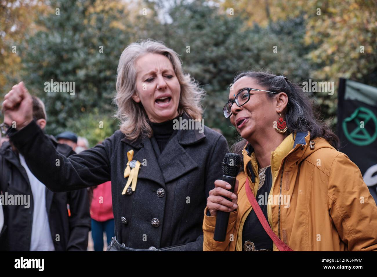 London, Großbritannien. November 2021. Bhavini Patel von XR Unify gibt Aussterbungsaktion Rebellions Aktivisten versammelten sich in Lincoln's Inn Fields, für den Rise and Rebel March, um nach dem COP26-Gipfel gegen die Klimanotlage zu protestieren. Quelle: Chiara Fabbro/Alamy Live News Stockfoto