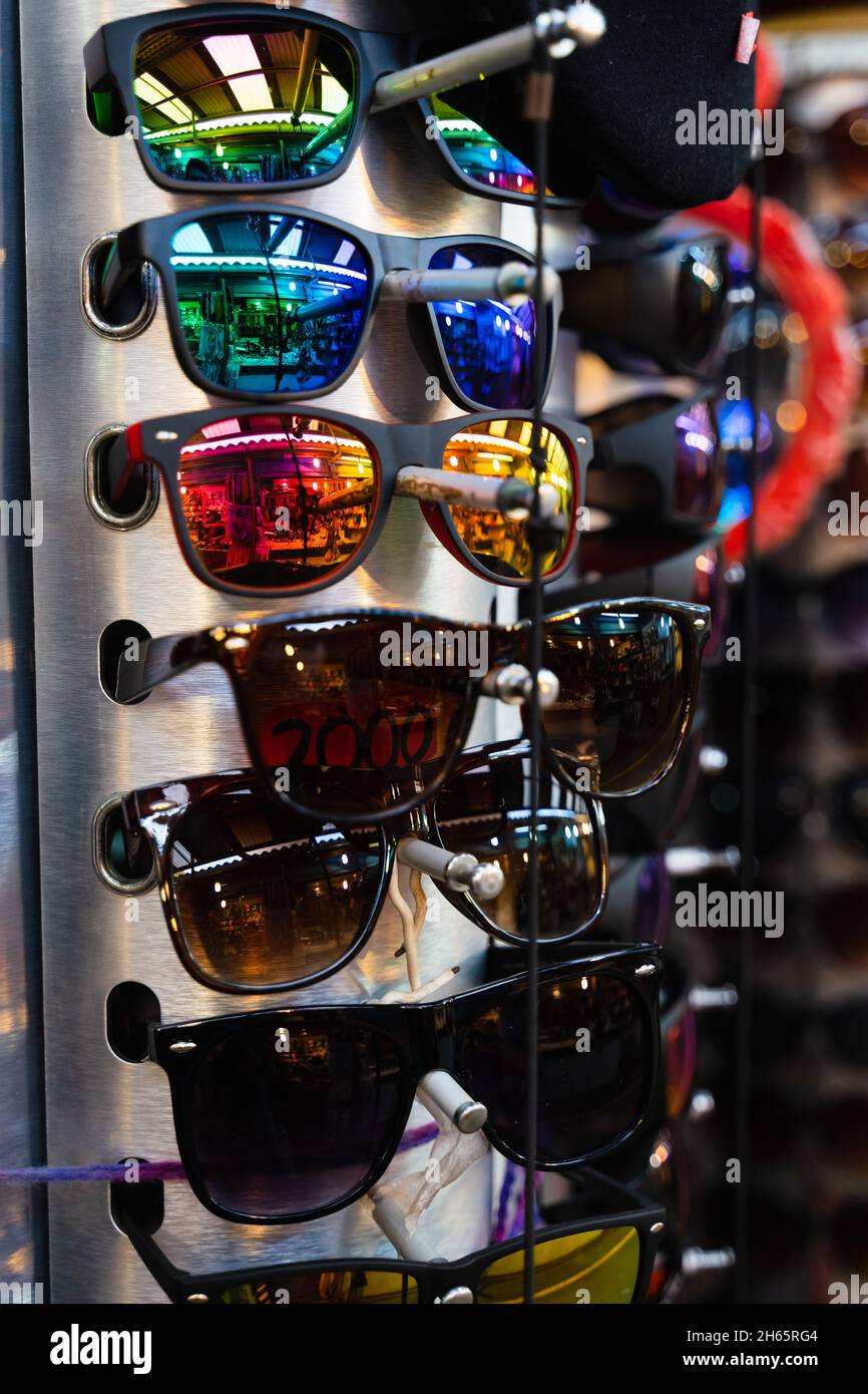 Sonnenbrillen in verschiedenen Farben und Modellen zu sehen. Brillengeschäft Konzept Stockfoto