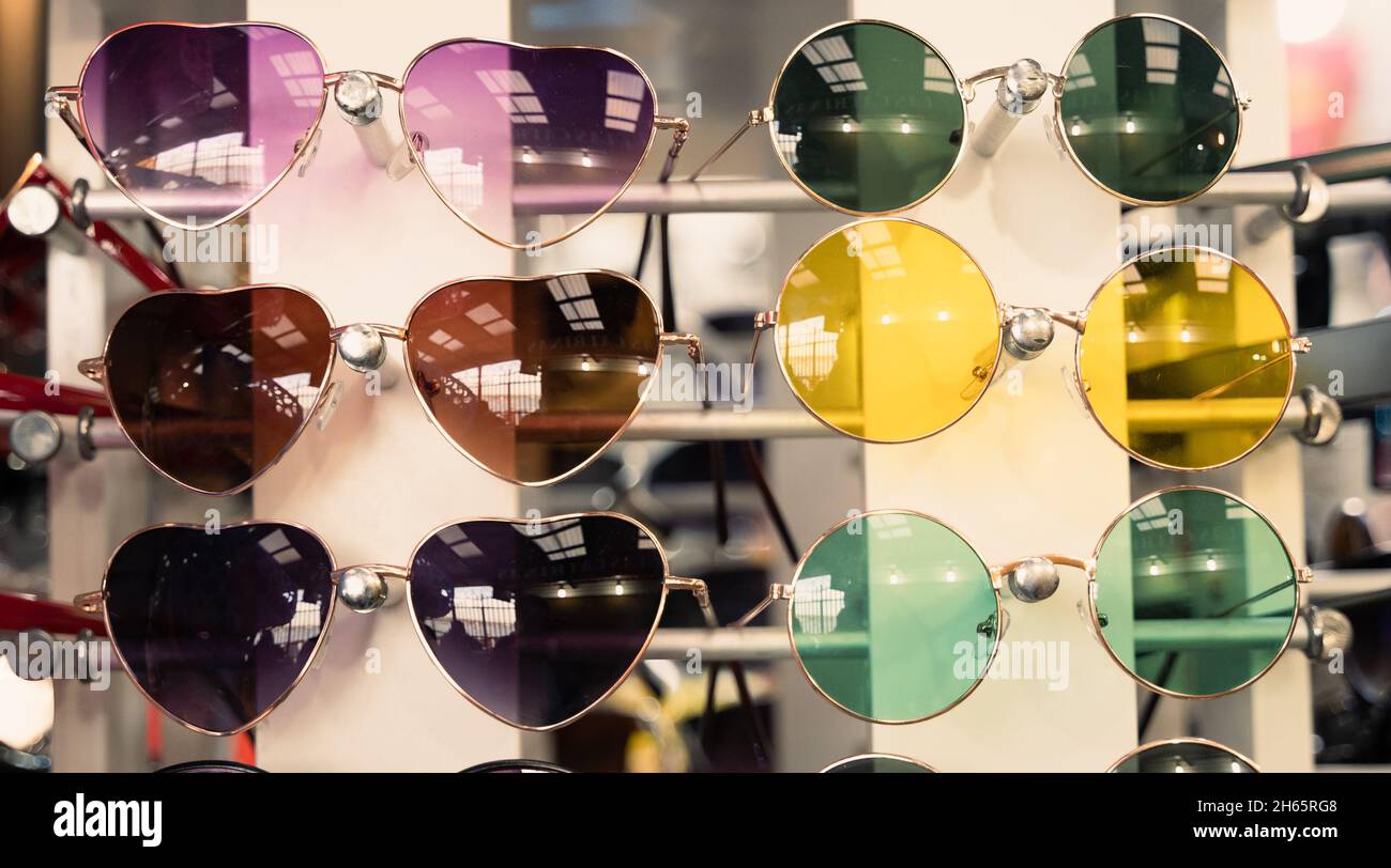 Vintage Sonnenbrille in verschiedenen Farben und Modellen auf dem Display. Brillengeschäft Konzept Stockfoto