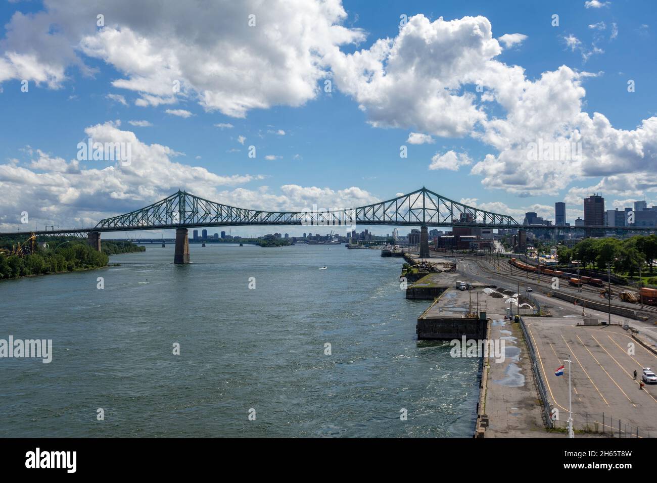 Die Jacques Cartier Bridge Montreal Canada Über Den St. Lawrence River In Montreal Quebec Kanada Downtown Montreal Skyline Im Hintergrund Stockfoto