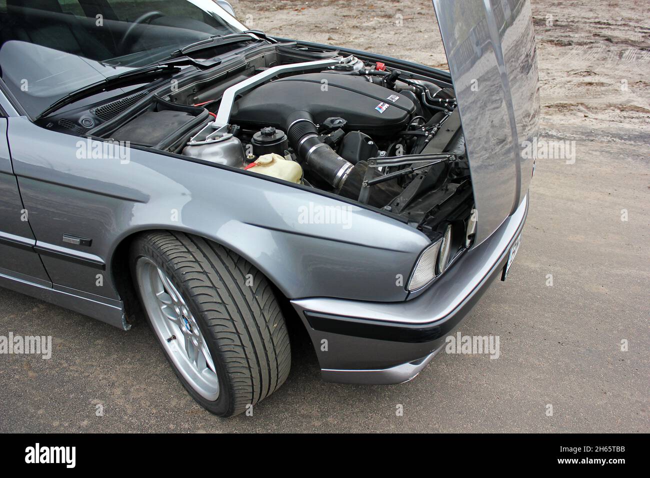 Chernigov, Ukraine - 8. November 2017. BMW M5 (E34) mit offener Motorhaube. BMW im Herbstpark. Deutsche Technologie. Das Auto ist in einwandfreiem Zustand. BMW Stockfoto