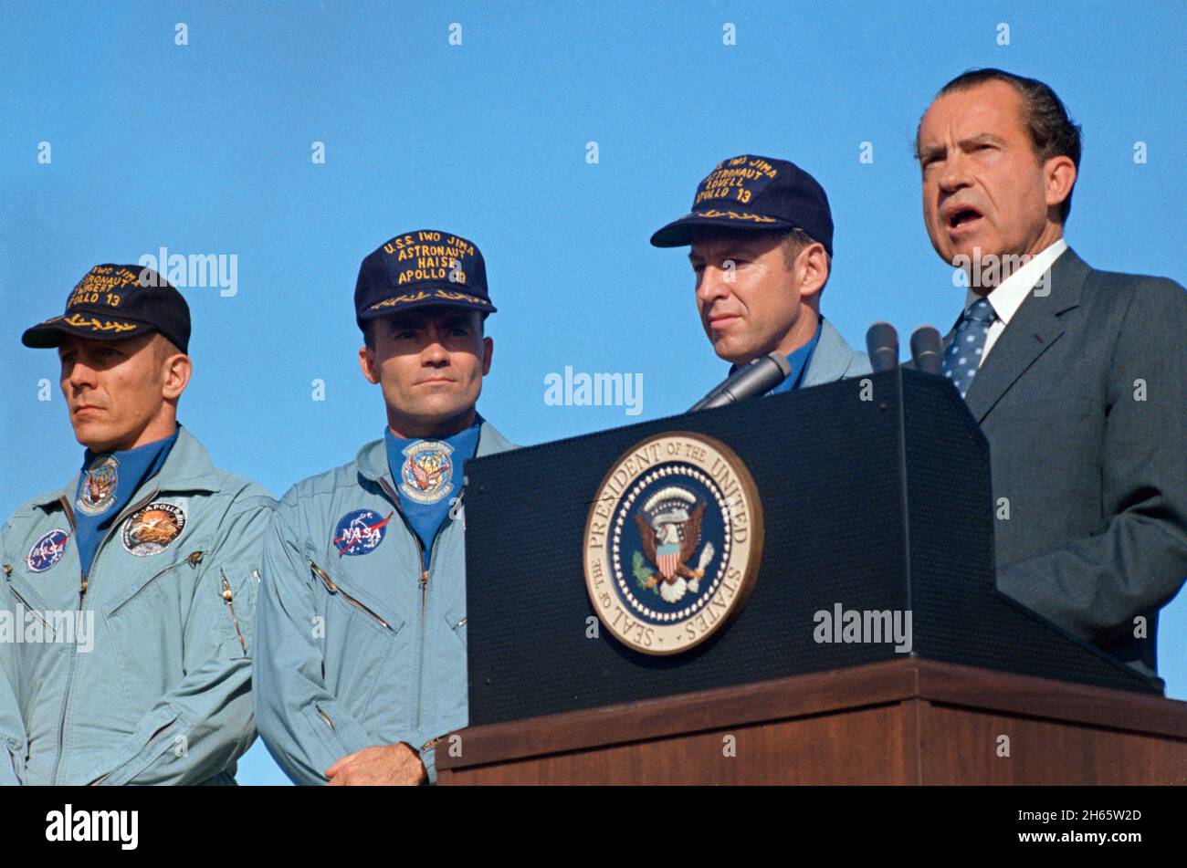 Präsident Richard M. Nixon spricht vor der Hickham Air Force Base, bevor er der Apollo 13-Besatzung die höchste zivile Auszeichnung des Landes überreicht. Die Präsidentenmedaille der Freiheit erhielten die Astronauten James A. Lovell Jr. (neben dem Chief Executive), Commander, John L. Swigert Jr. (links), Kommandomodulpilot, und Fred W. Haise Jr., Mondmodulpilot. Stockfoto