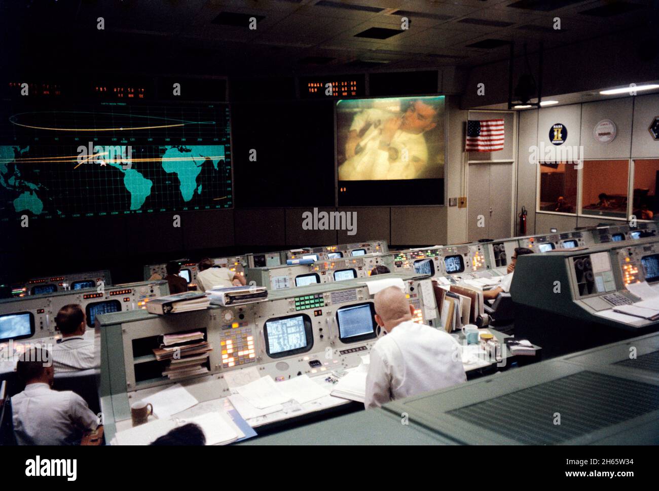 Mission Operations Control Room während der Fernsehsendung kurz vor dem Unfall von Apollo 13. Astronaut Fred Haise wird auf dem Bildschirm angezeigt. Stockfoto