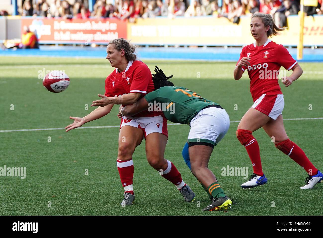 Cardiff Arms Park, Wales, 13. November 2021, Centre Kerin Lake of Wales entlädt sich, als sie von Chumisa Qawe aus Südafrika in Angriff genommen wird - Credit Penallta Photographics/Alamy Live News Stockfoto