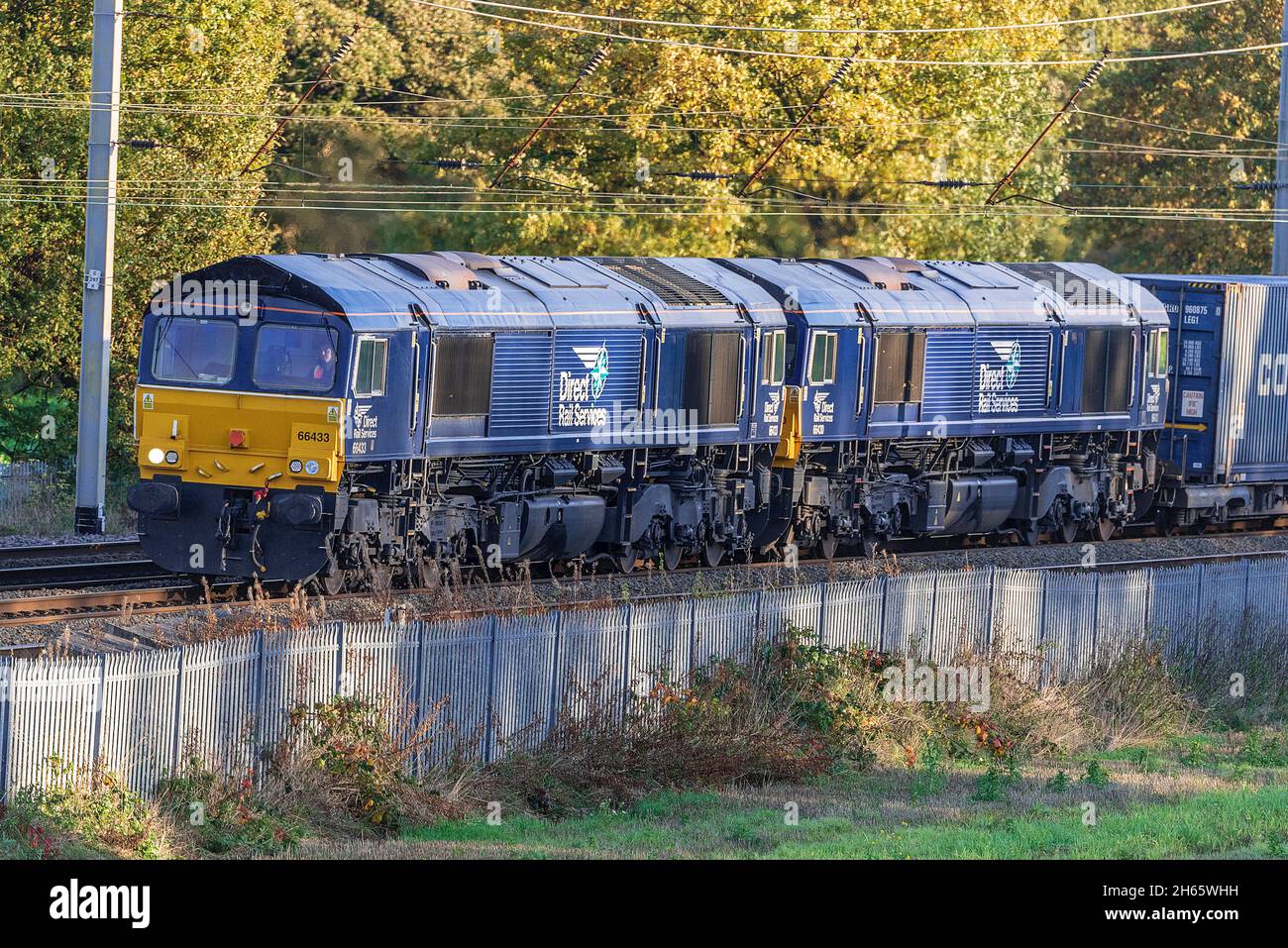 Doppelheader-Güterzug mit zwei elektrischen Diesel-Lokomotiven der Baureihe 2 Direct Rail Services 66. Stockfoto