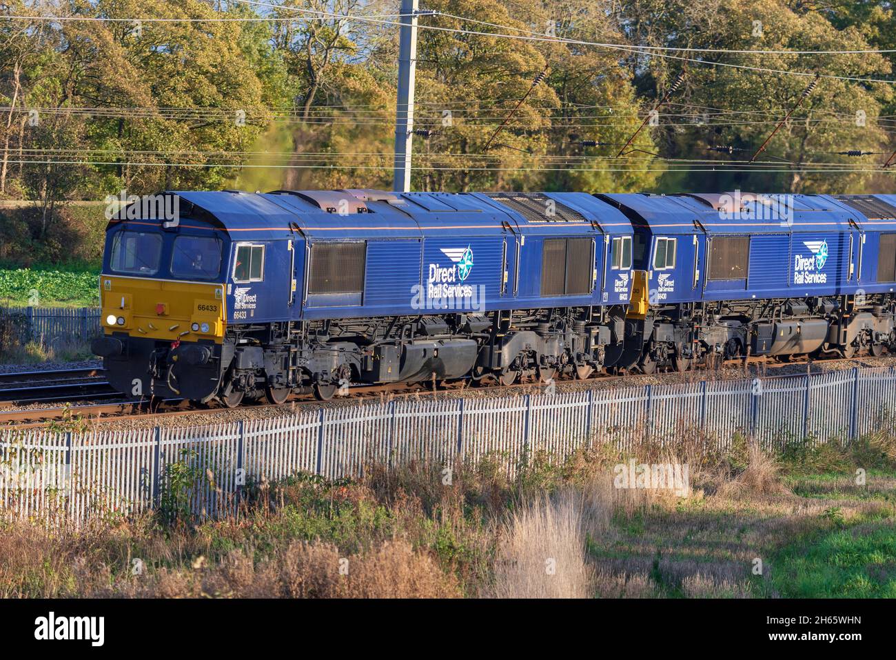 Doppelheader-Güterzug mit zwei elektrischen Diesel-Lokomotiven der Baureihe 2 Direct Rail Services 66. Stockfoto