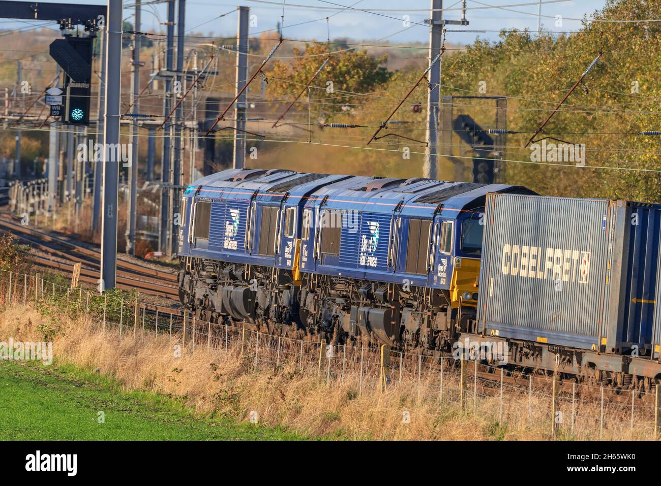 Doppelheader-Güterzug mit zwei elektrischen Diesel-Lokomotiven der Baureihe 2 Direct Rail Services 66. Stockfoto