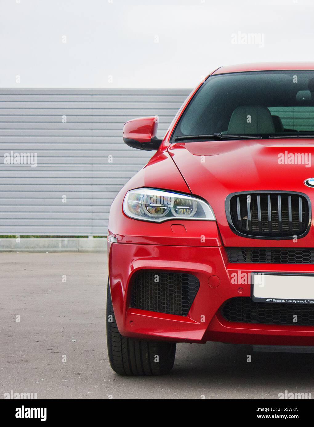 Kiew, Ukraine - 14. Oktober 2016: Roter SUV BMW X6 M vor dem Hintergrund eines Metallzauns Stockfoto