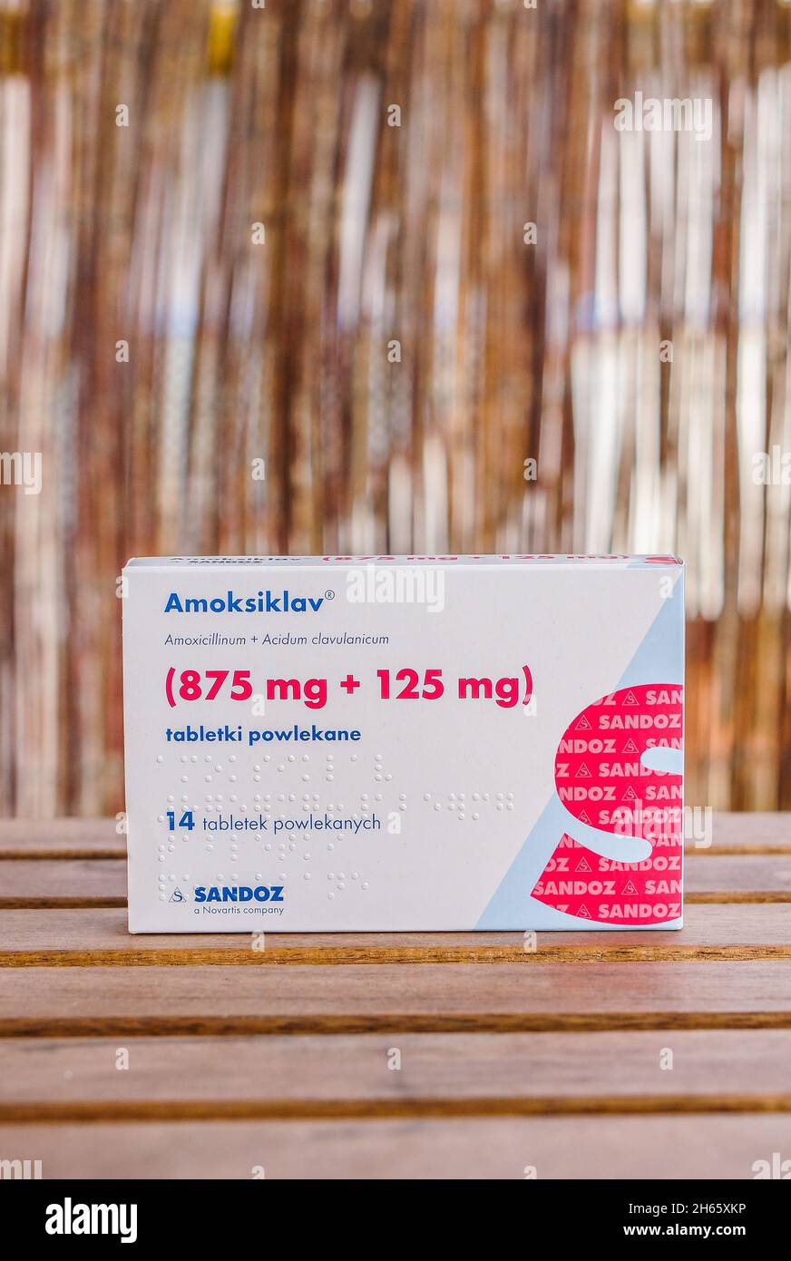POZNAN, POLEN - 26. Oktober 2016: Eine vertikale Nahaufnahme einer Kiste mit Amoksiklav-Pillen auf dem Tisch. Stockfoto