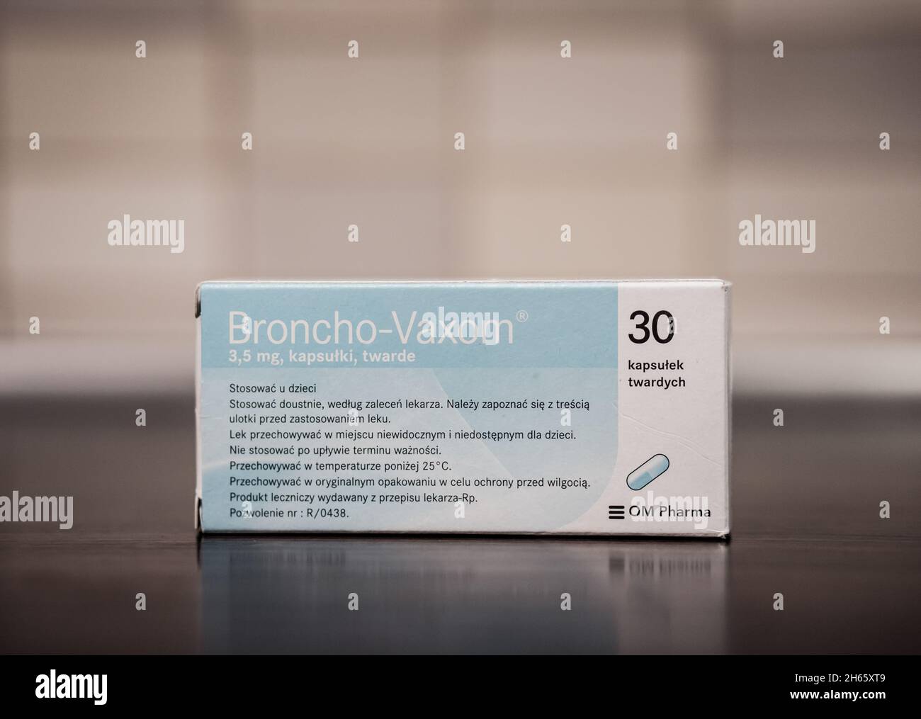 POZNAN, POLEN - 18. Oktober 2016: Nahaufnahme einer Schachtel Broncho-Vaxom Pillen auf dem Tisch Stockfoto