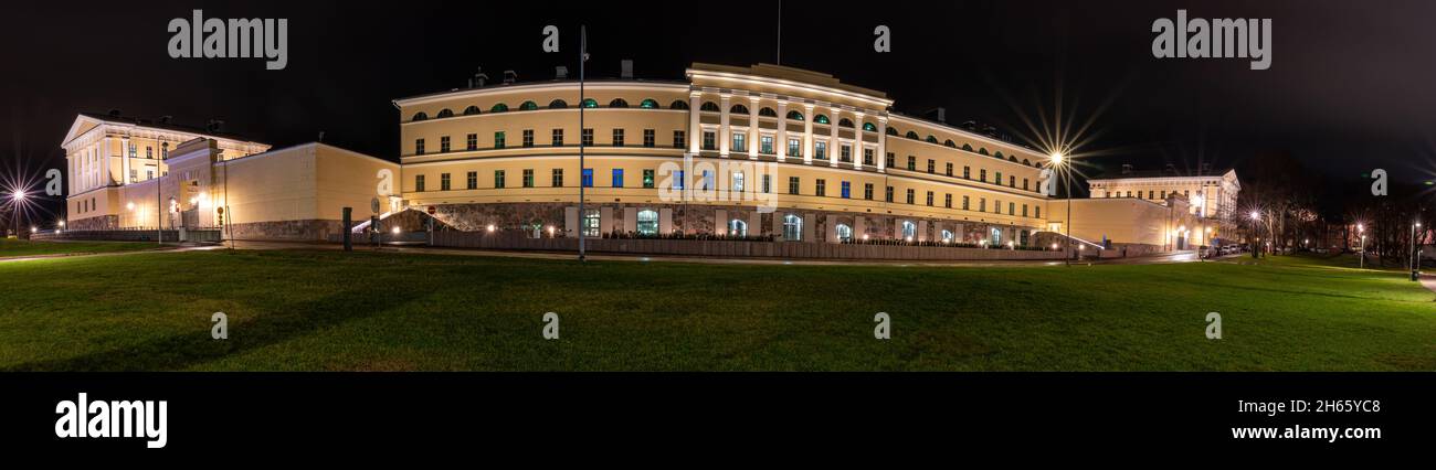 Helsinki / Finnland - 12. NOVEMBER 2021: Das renovierte Außengebäude des finnischen Außenministeriums wurde nachts beleuchtet Stockfoto