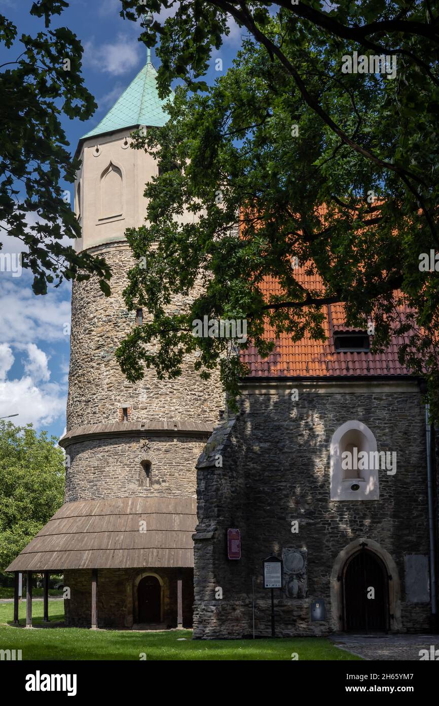 Strzelin, Polen - 11. August 2021: Saint Godehard's Rotunda, eine romanische Steinkirche aus dem 11. Jahrhundert. Stockfoto