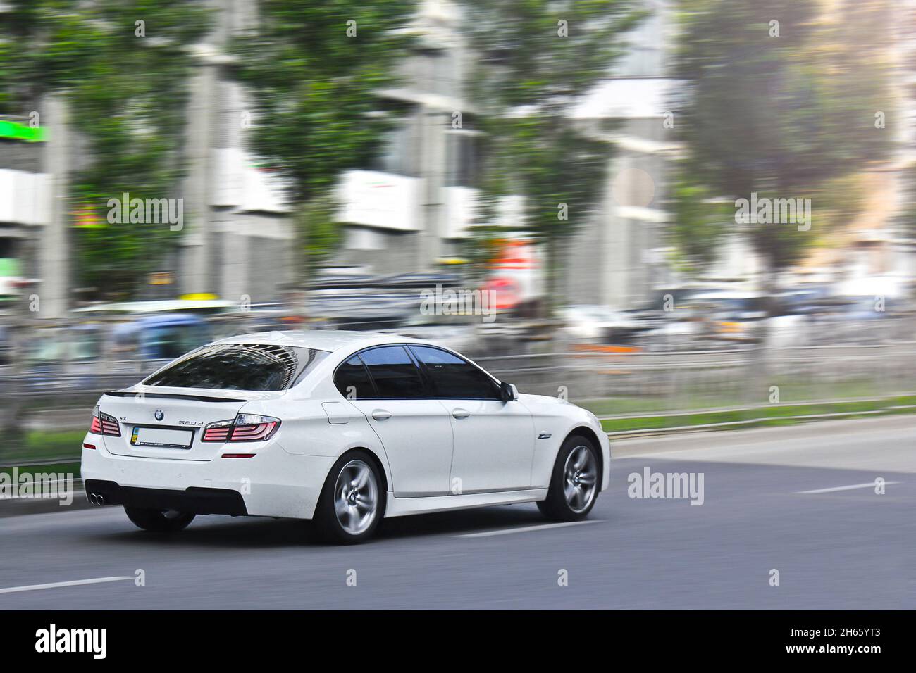 Kiew, Ukraine - 13. Mai 2014: Weißer BMW (F10) in der Stadt Stockfoto