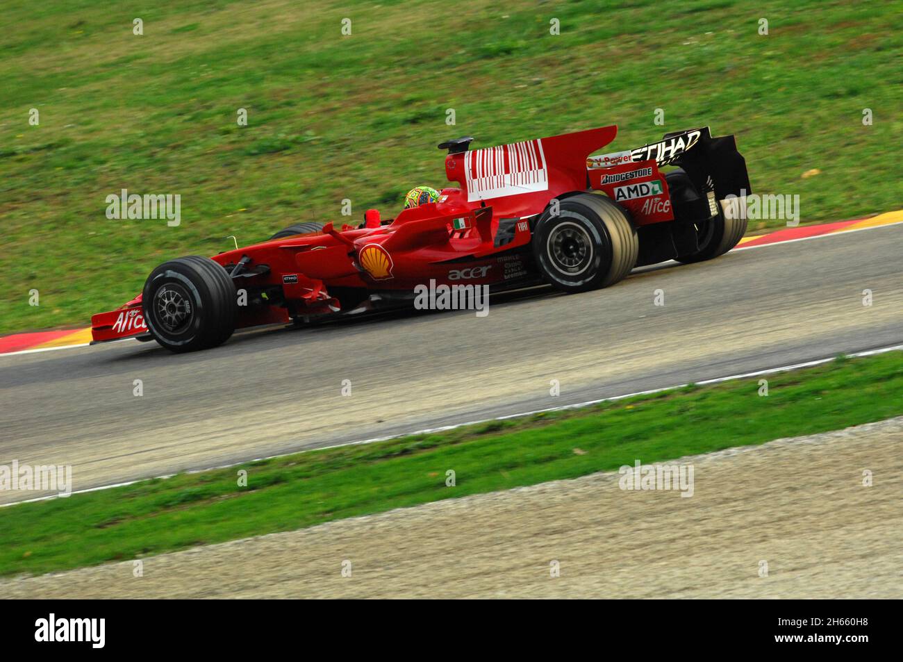 Rennstrecke Mugello, 21. November 2008: Valentino Rossi testet den Ferrari F1 2008 Ex-Weltmeister Kimi Räikkönen auf dem Kurs Mugello in Italien. Stockfoto