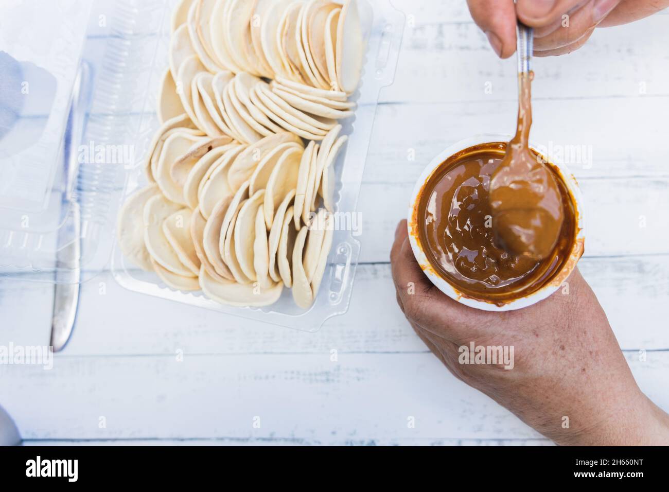 Hans der alten Frau bereitet Alfajores vor. Lateinisches Essen. Stockfoto