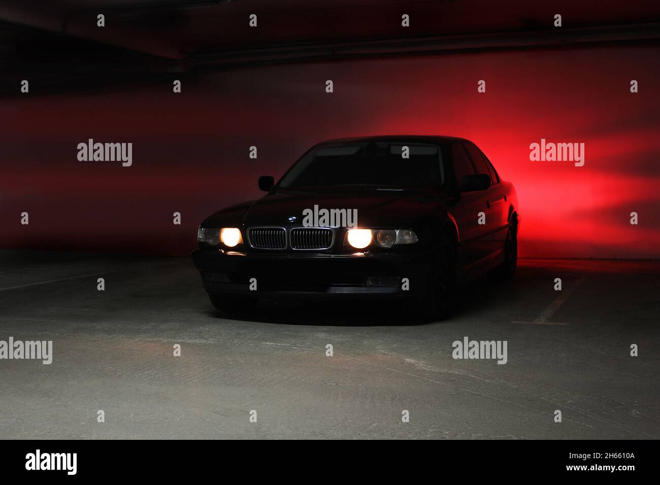 Chernigov, Ukraine - 7. Januar 2014: Tiefgarage. BMW 7 (E38) mit glühenden Lichtern bei schwachem Licht Stockfoto