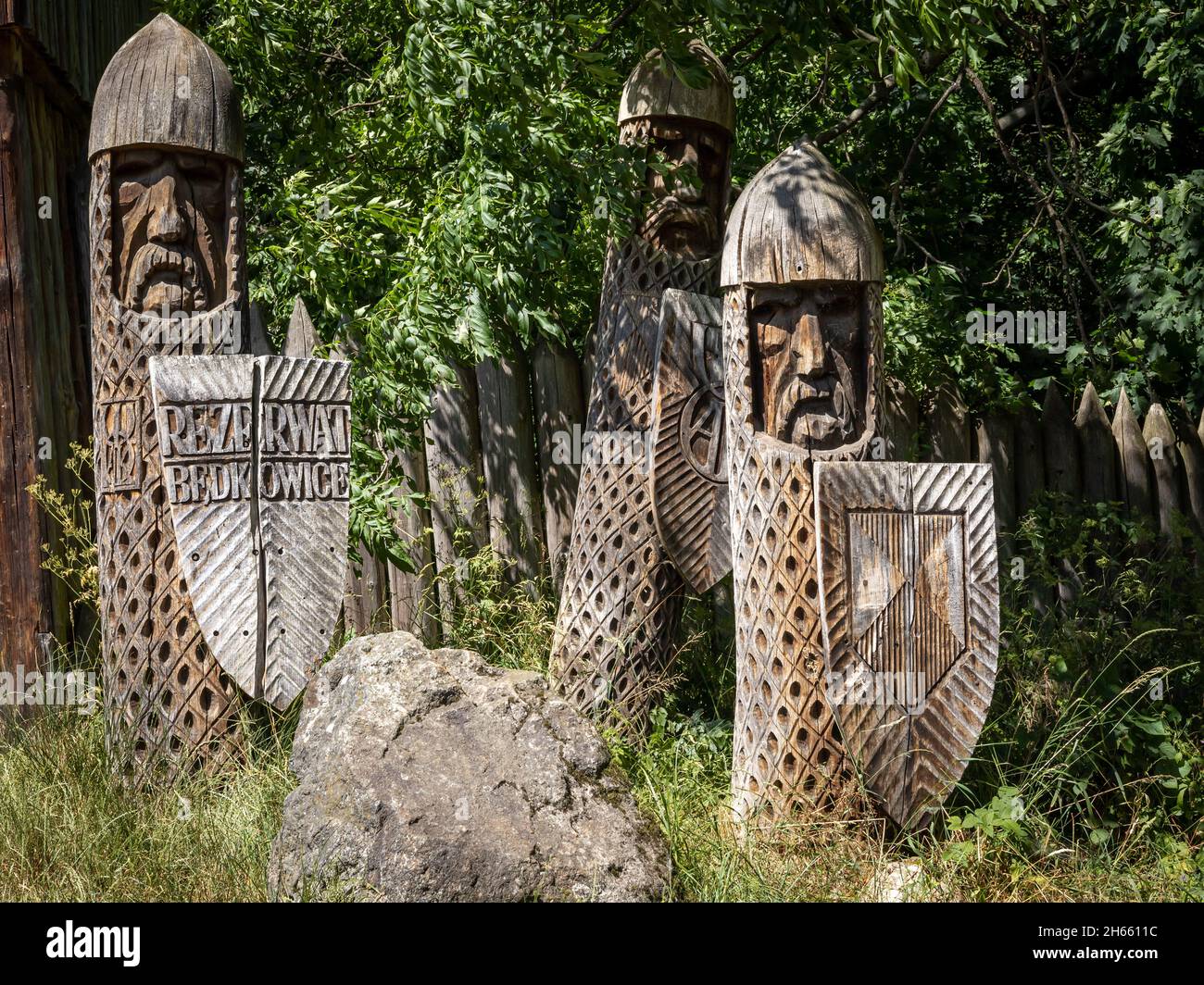 Sobotka, Polen - 6. Juli 2021: Hölzerne Figuren von Kriegern der Piast-Dynastie, markiert den Eingang zum archäologischen Museum von Bedkowice. Stockfoto