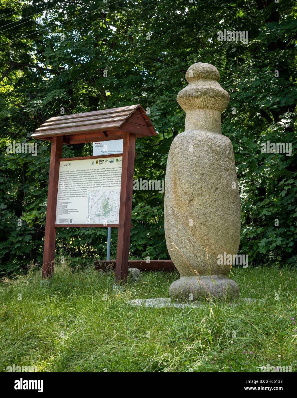 Sobotka, Polen - 6. Juli 2021: Eine prähistorische Mönchsstatue und Informationstafel auf einer Touristenroute zum Sleza-Berg. Stockfoto