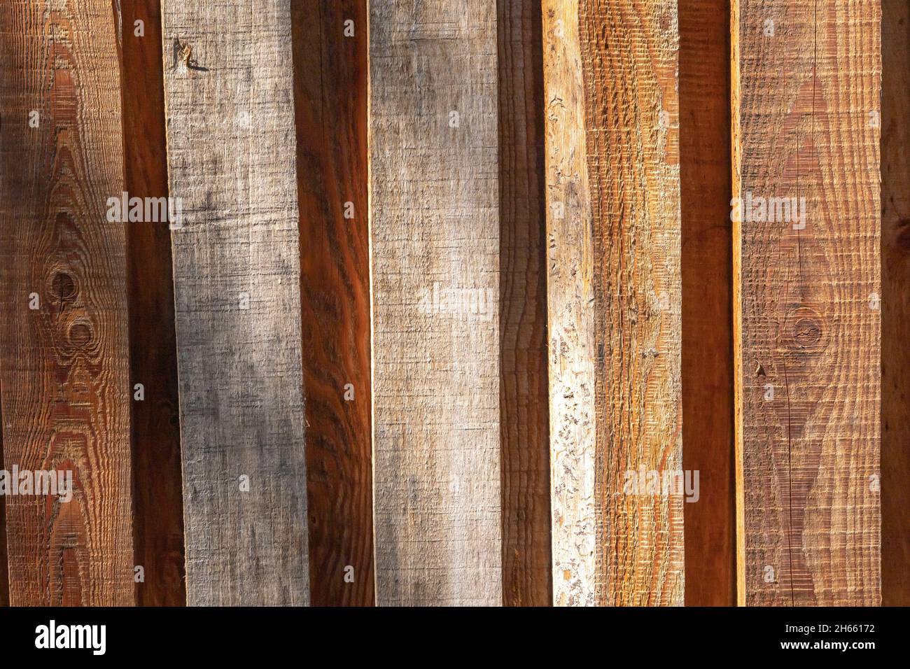 Eine alte Hüttenwand, aus Holzplanken. Ein Hintergrund mit Kopierraum. Stockfoto