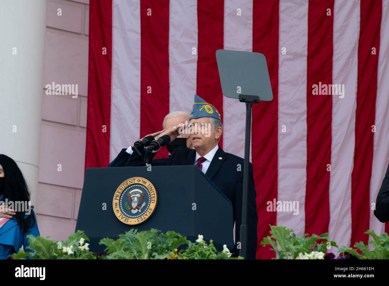 Arlington, Vereinigte Staaten von Amerika. 11. November 2021. Alan Paley, Kommandant der jüdischen Kriegsveteranen, leitet das Versprechen der Treue während der 68. National Veterans Day-Observanz im Memorial Amphitheater auf dem Arlington National Cemetery, 11. November 2021 in Arlington, Virginia. Kredit: SSGT. Jack Sanders/DOD Foto/Alamy Live News Stockfoto