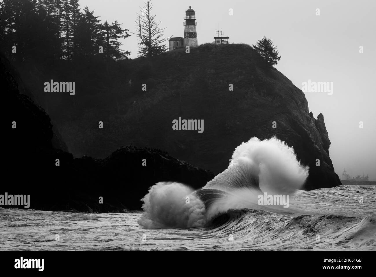 Cape Disappointment Leuchtturm und Wellen in schwarz und weiß Stockfoto