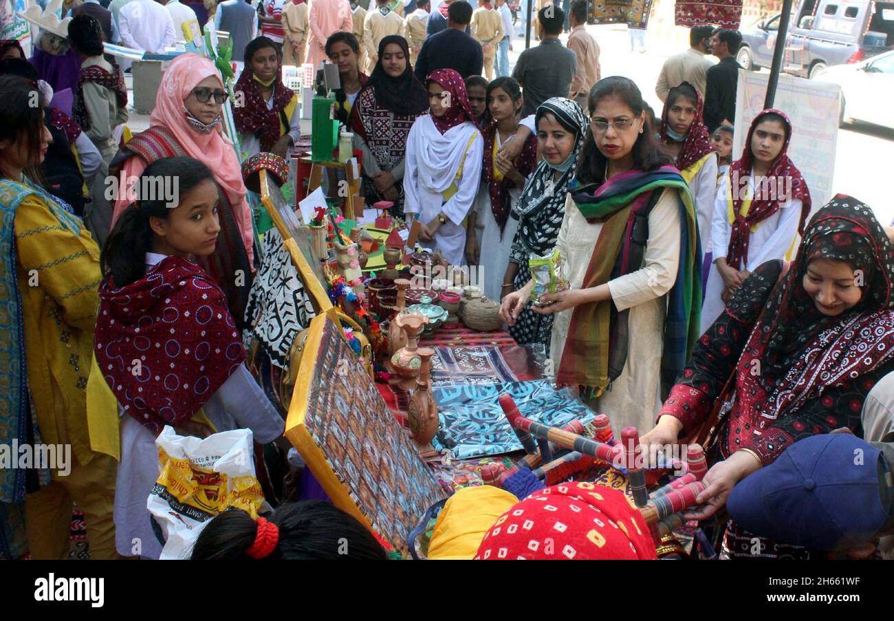 Die Besucher interessieren sich für die handgefertigten Sindhi-Kultursachen an verschiedenen Ständen während einer Zeremonie im Zusammenhang mit der Feier der Shah Abdul Latif Bhittai Recognition Week, die am Samstag, dem 13. November 2021, im Sindh Museum in Hyderabad stattfand. Stockfoto