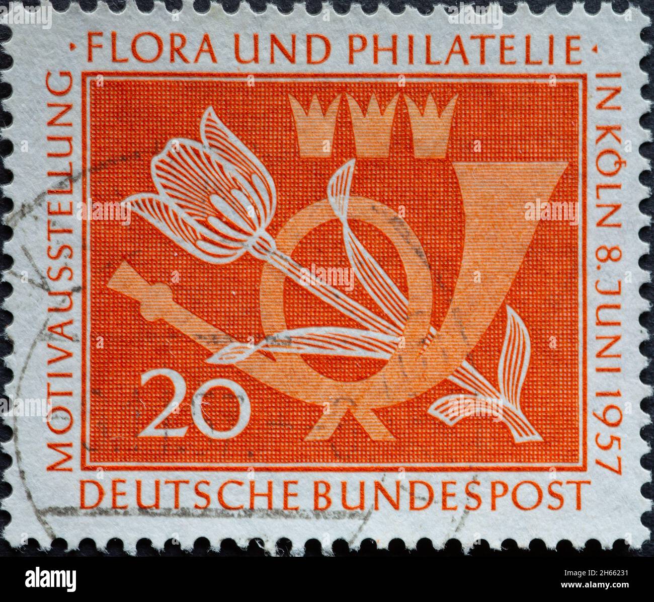 DEUTSCHLAND - UM 1957: Diese orangefarbene Briefmarke zeigt ein Posthorn und eine Tulpe. Anlass ist die Motivausstellung Flora und Philatelie in Köln Stockfoto