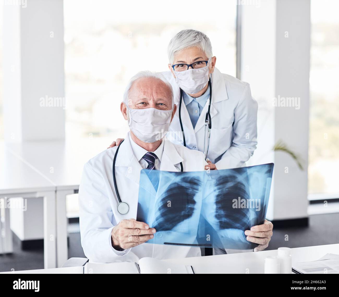 Leitender Arzt Röntgen-Scan Medizin Gesundheitswesen Krankenhaus Virus Maske Schutz Corona epidemischen Coronavirus Stockfoto