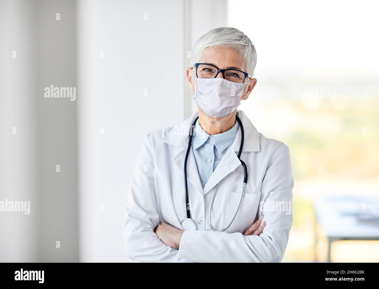 Frau Oberarzt Krankenhaus Medizin Gesundheitswesen Virus Maske Schutz Corona epidemischen Coronavirus Stockfoto