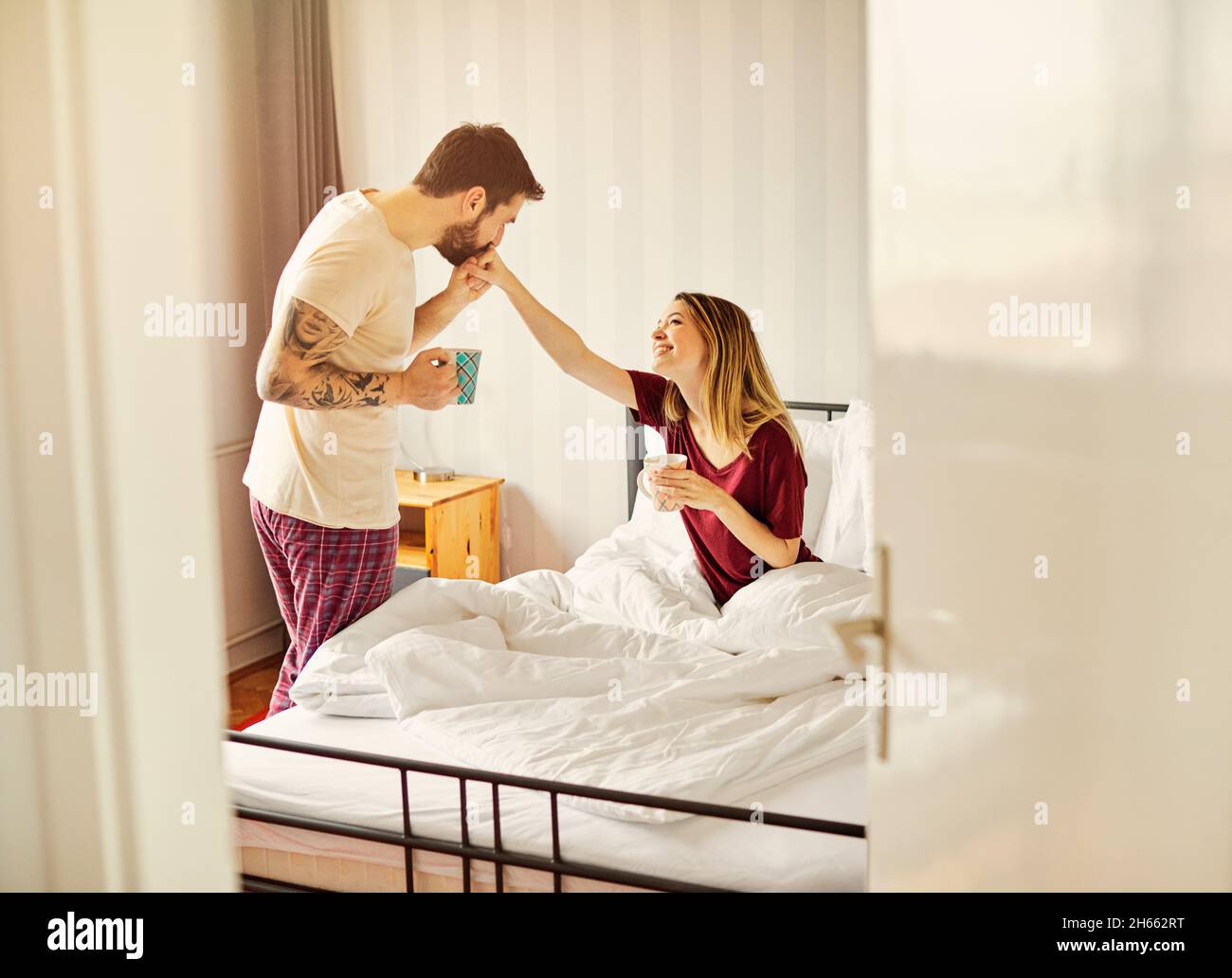 Morgen Frau Paar Bett Mann Schlafzimmer Liebe Haus Kaffee glücklich zusammen Tasse junge Freundin Romantik Stockfoto