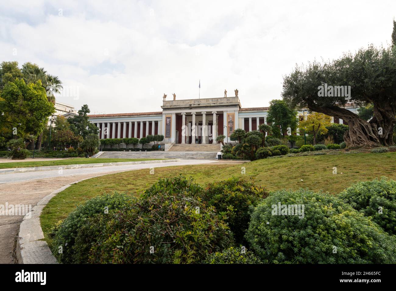 Athen, Griechenland. November 2021. Außenansicht des neoklassischen Museums für Kunst und Archäologie des antiken Griechenlands im Zentrum Stockfoto