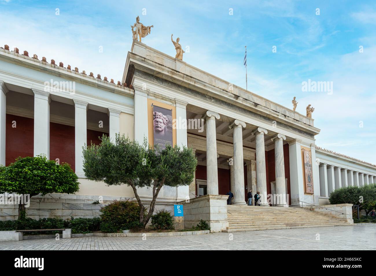 Athen, Griechenland. November 2021. Außenansicht des neoklassischen Museums für Kunst und Archäologie des antiken Griechenlands im Zentrum Stockfoto
