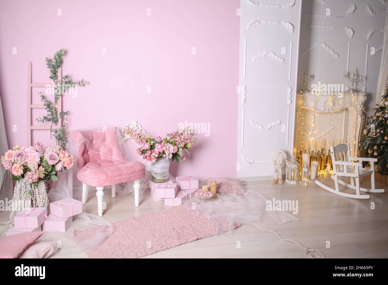 Weiche rosa Dekorationen Teppich Geschenkboxen und Stuhl. Stockfoto