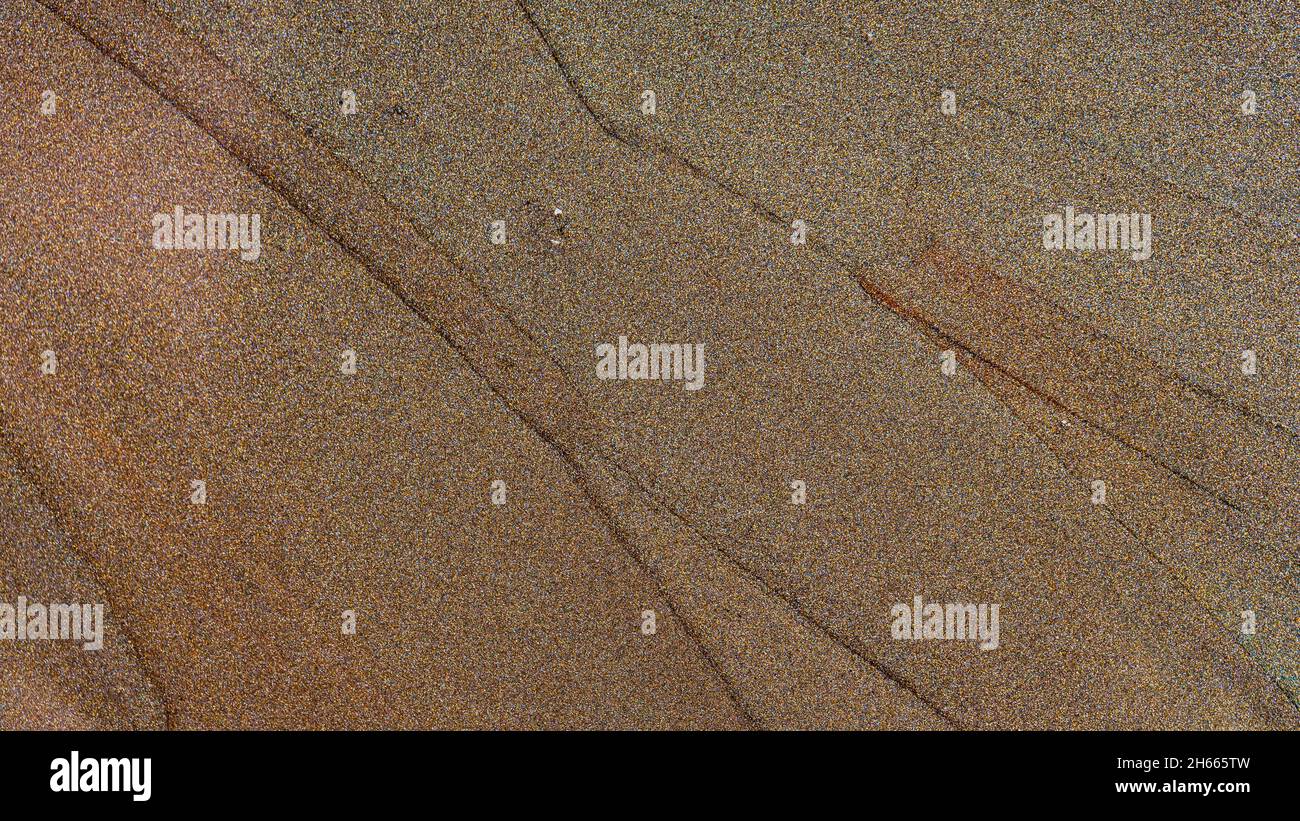 Glitzernde Textur von brauner Erdfarbe. Braune glänzende Oberfläche. Hintergrund von Malstrichen mit Funkeln. Erdfarbenkonzept Stockfoto