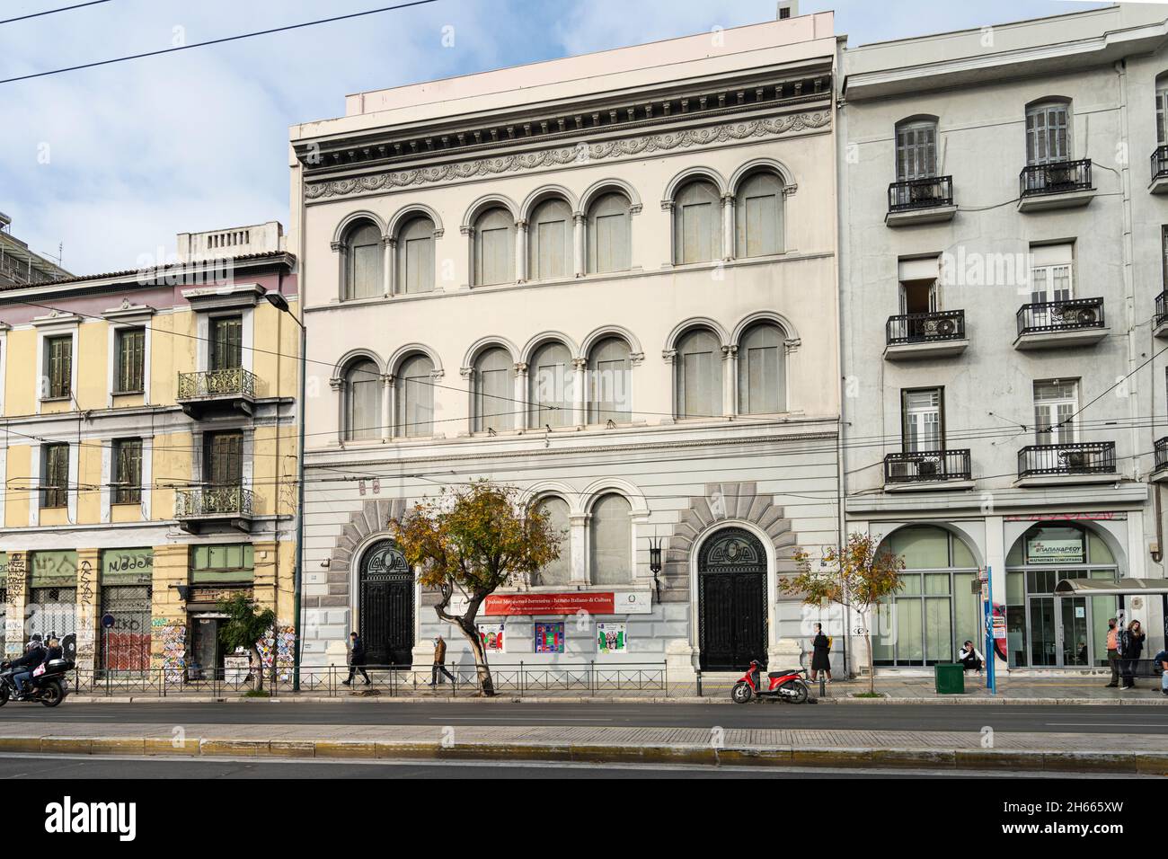 Athen, Griechenland. November 2021. Außenansicht des Gebäudes des Italienischen Kulturinstituts im Stadtzentrum Stockfoto